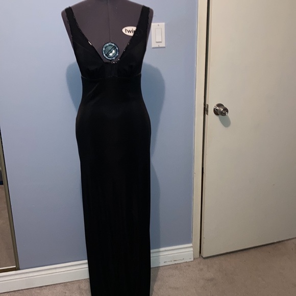 MAX AND CLEO stunning black fitted dress with low V-neck/back neck. Size 2. - Picture 2 of 12